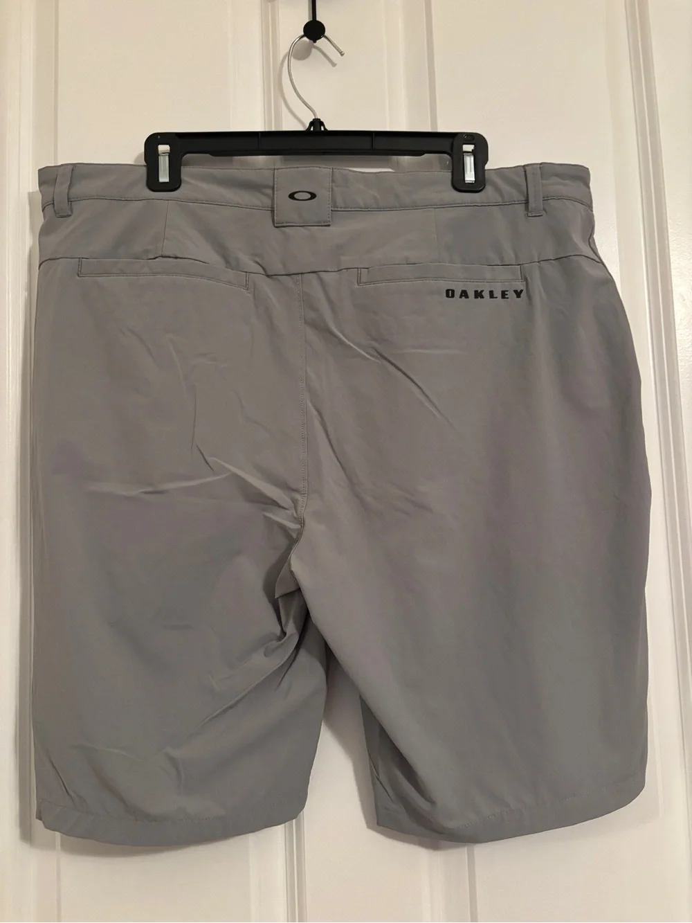 Oakley Men's Light Gray Flat Front Golf Shorts. Size 38. Regular Fit. Pockets